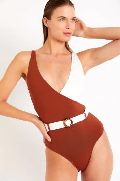Maillot De Bain 1 Pièce Bi-couleur Marron Et Blanc MARIETA AUKANA 12 Maillot De Bain 1 Pièce Bi-couleur Marron Et Blanc MARIETA AUKANA -Funky Trunks Soldes 20e marieta corales 41n38 dev3
