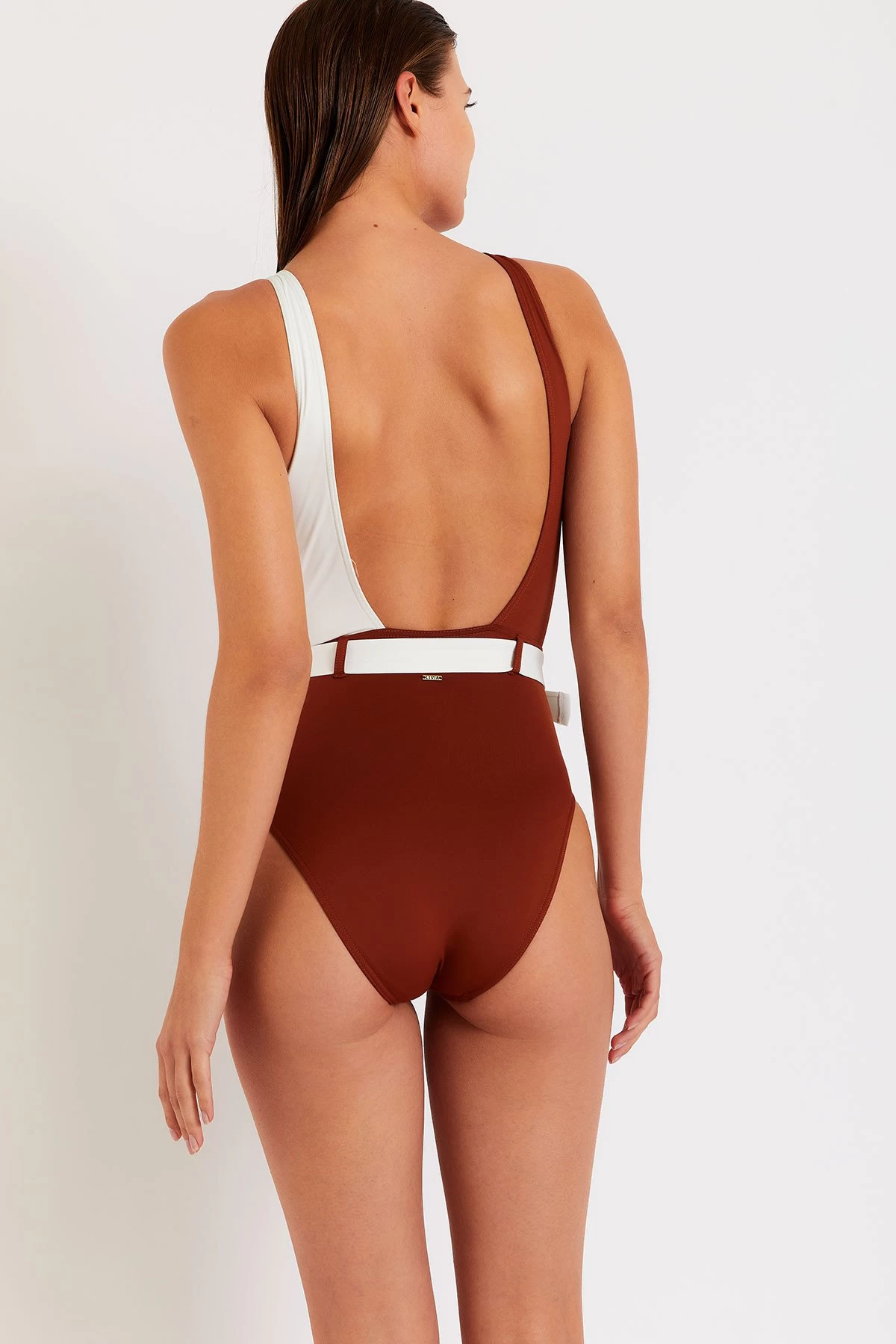 Maillot De Bain 1 Pièce Bi-couleur Marron Et Blanc MARIETA AUKANA 8 Maillot De Bain 1 Pièce Bi-couleur Marron Et Blanc MARIETA AUKANA – Image 6